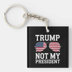 Llavero Trump no es mi presidente contra Trump
