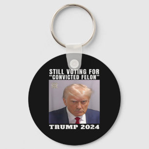 Llavero Trump sigue votando por un político convicto
