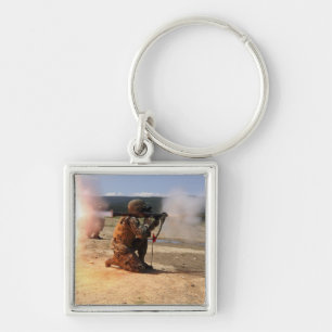 Llavero Un assaultman enciende una granada impulsada por