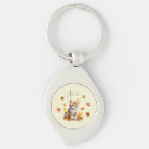 Un buen Naranja Tabby Gatito en hojas caídas