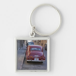 Llavero Un clásico Peugeot rojo antiguo estacionado en una