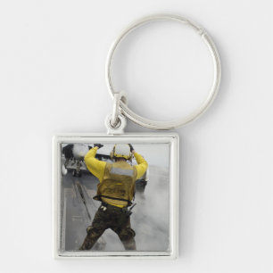 Llavero Un director de aeronaves señala un avispón F/A-18C