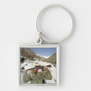 Llavero Un guardia de Mujahadeen camina con el membe de