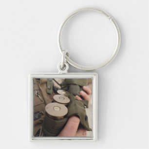 Llavero Un infante de marina acuna puñados de granadas de