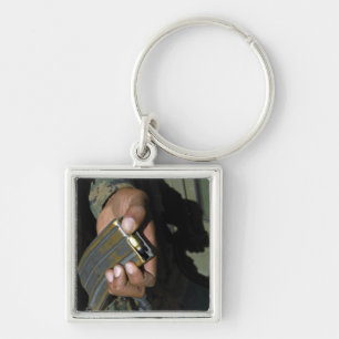 Llavero Un infante de marina carga rondas en blanco de la