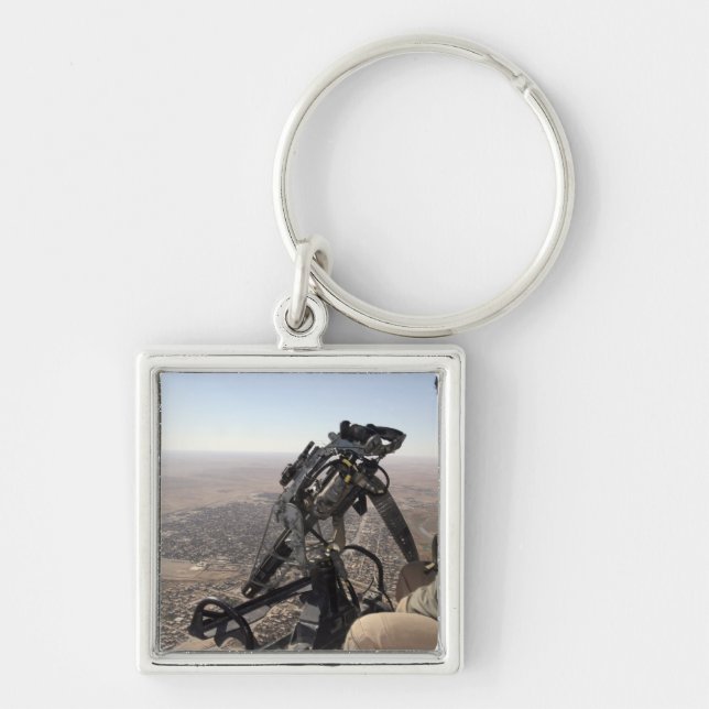 Llavero Un jefe de tripulación busca actividad sospechosa (Frente)