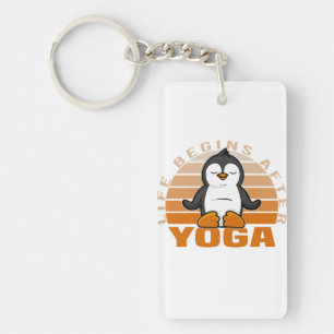 Llavero Un lindo pingüino gracioso haciendo yoga.