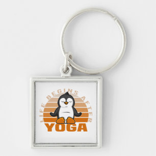 Llavero Un lindo pingüino gracioso haciendo yoga.