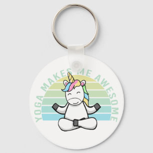 Llavero Un lindo unicornio gracioso haciendo yoga.