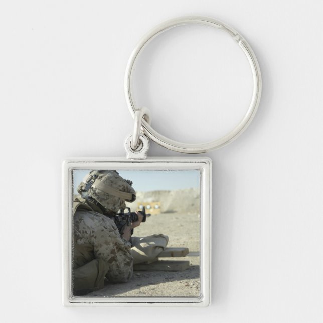 Llavero Un marine dispara un rifle de servicio M16A2 (Frente)