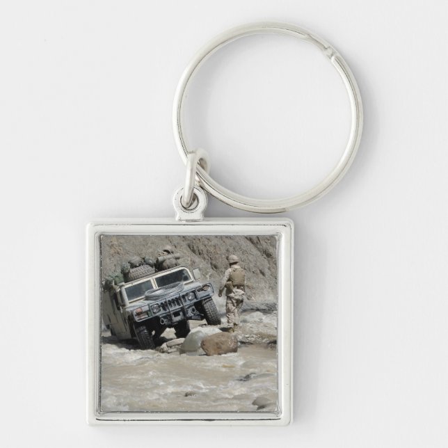 Llavero Un marine estadounidense guía al conductor de una  (Frente)
