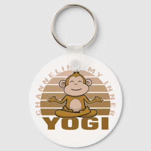 Llavero Un mono gracioso que hace yoga.