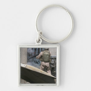 Llavero Un policía militar utiliza una violación alreded