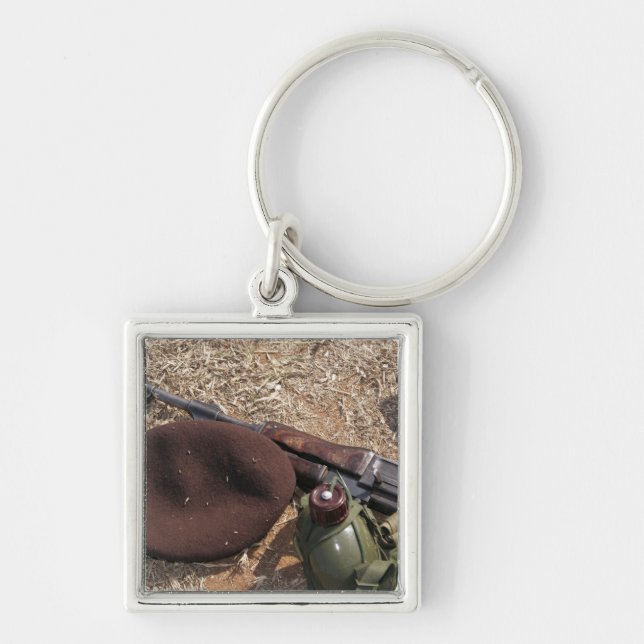 Llavero Un rifle, una cubierta militar y una cantina (Frente)