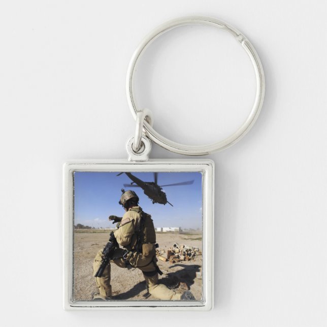 Llavero Un soldado conduce la seguridad de un HH-60 (Frente)