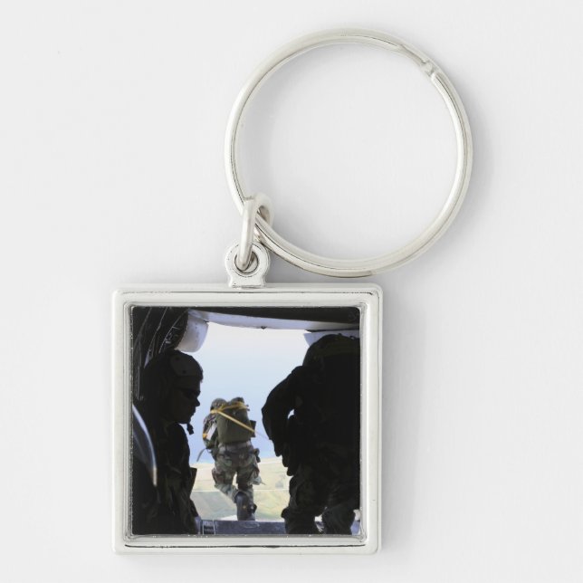 Llavero Un soldado realiza un salto de línea estática (Frente)