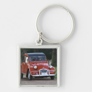 Llavero Un viejo Citroen 2CV rojo con una mujer sonriente