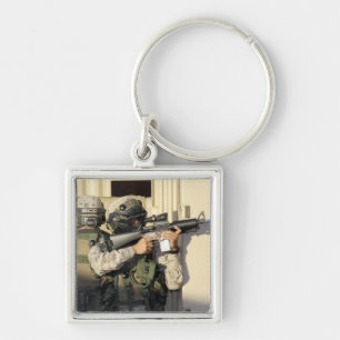 Llavero Una infantería explora los objetivos su arma