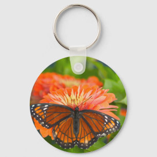 Llavero Una mariposa virrey en zinnias naranjas