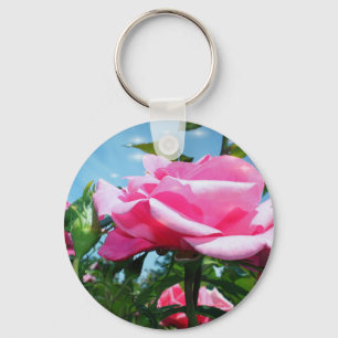 Llavero Una rosa rosa grandiosa en el cielo azul. Fotograf