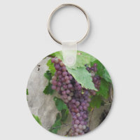 Uvas moradas en el vino