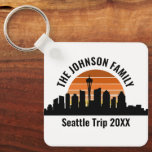 Llavero Vacaciones familiares de Personalizados de la líne<br><div class="desc">La cadena de teclas de viaje personalizada de Seattle para Guay presenta el perfil de la ciudad al atardecer. Una silueta de los edificios de la ciudad en Washington,  incluyendo la aguja espacial sobre su texto personalizado para sus vacaciones familiares.</div>
