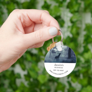 Llavero Venado con cuernos en un bosque oscuro - Negocios