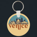 Llavero Venecia Italia Retro City Skyline Cityscape Art<br><div class="desc">Diseño de ciudad de estilo vintage y retro con un hermoso paisaje, atracción turística y arte de paisajes urbanos. rascacielos Guay y artículos de ilustracion de silueta de construcción para turistas y viajeros. Perfecto como recuerdo para volver a casa cuando viaja por el mundo. Guarde la memoria de sus viajes...</div>