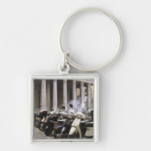 Llavero Vespas de motor parqueadas fuera del panteón