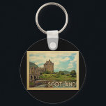 Llavero Viaje de época del Castillo de Escocia<br><div class="desc">Diseño escocés en estilo Viaje Vintage que presenta los magníficos moros del Castillo Eilean Donan.</div>