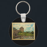 Llavero Viaje de época del Castillo de Escocia<br><div class="desc">Diseño escocés en estilo Viaje Vintage que presenta los magníficos moros del Castillo Eilean Donan.</div>