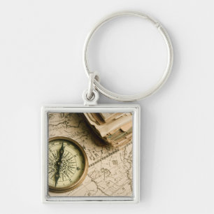 Llavero Viejo compás sobre mapa antiguo