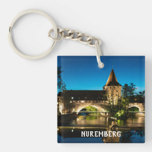 Llavero Viejo puente medieval de noche en Nuremberg