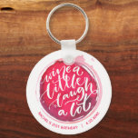 Llavero Vino<br><div class="desc">Round keychain incluye un divertido texto "Wine a Little Laugh A Lot" sobre una tintura de vino tinto - personalizado con la información de tu fiesta. Las cadenas clave hacen regalos memorables para la familia y los amigos o crean para ustedes mismos.</div>