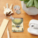 Llavero Vintage Science Ficción Steampunk Hot Air Balloon<br><div class="desc">Ilustracion Vintage Ciencia Victoriana Ficción viaje futurista y transporte punk de vapor imagen. Un globo de aire caliente (un dirigible) con alas que sobrevuelan el océano con barcos. Hay un castillo en tierra firme y una multitud de personas está a orillas del mar. Un clásico libro de historietas retro de...</div>