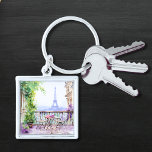 Llavero Watercolor Eiffel Tower Paris Café Francés<br><div class="desc">El Watercolor Eiffel Tower Paris French Cafe Keychain cuenta con una zona de estar con una cafetera francesa de color acuático,  con París y la Torre Eiffel al fondo. Creado por Evco Studio www.zazzle.com/store/evcostudio</div>