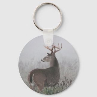 Llavero Whitetail Buck en niebla matutina