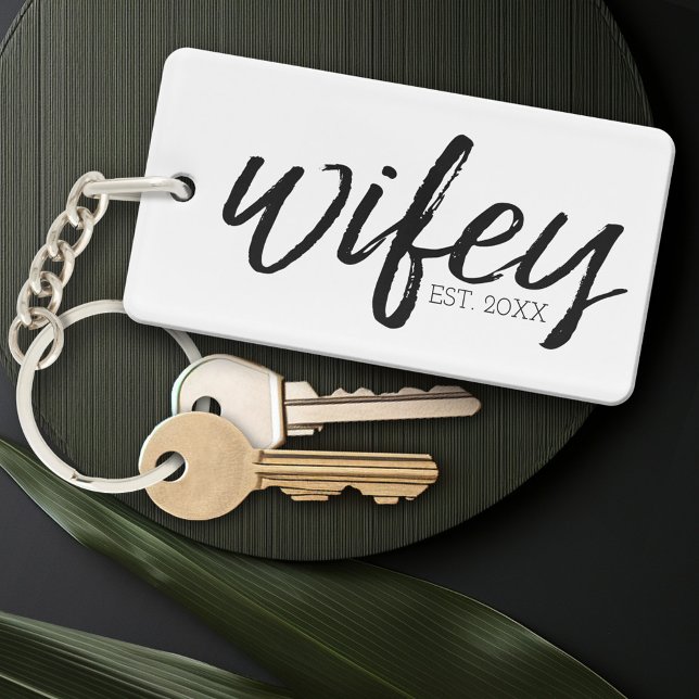 Llavero Wifey - Brillante caligrafía negra para la novia (Personalized Keychain - add a date)