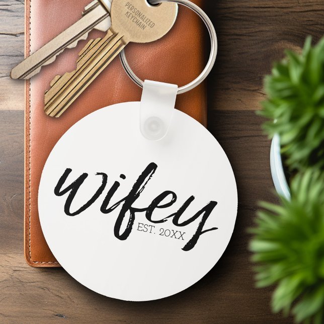 Llavero Wifey - Brillante caligrafía negra para la novia (Personalized Keychain - Wedding Wifey)
