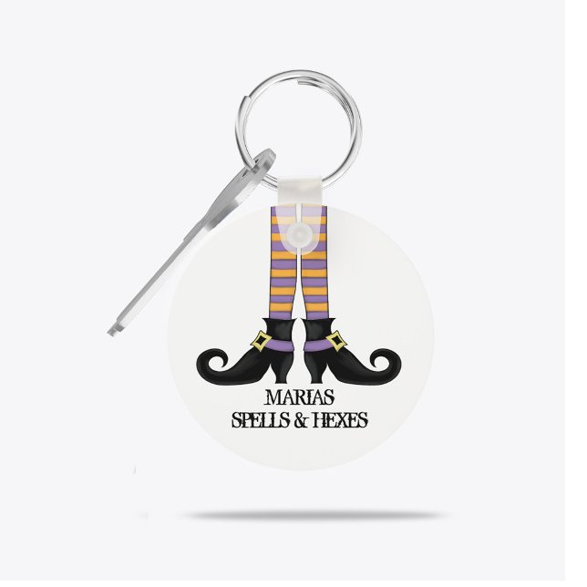 Llavero Zapatos de bruja con franja morada y Naranja (Personalized witch Halloween keychain with striped stockings and curled witch shoes.)
