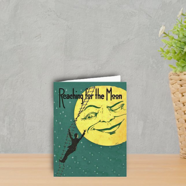 Llegar a la tarjeta de nota de la luna (Man climbing ladder to reach yellow winking moon with face on emerald green with stars notecard.)