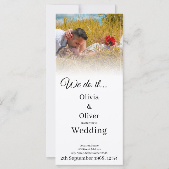 Lo hacemos - Pareja besándose en un prado (Anverso)