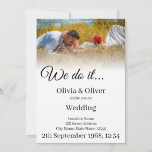 Lo hacemos - Pareja besándose en un prado