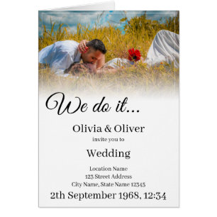 Lo hacemos - Pareja besándose en un prado