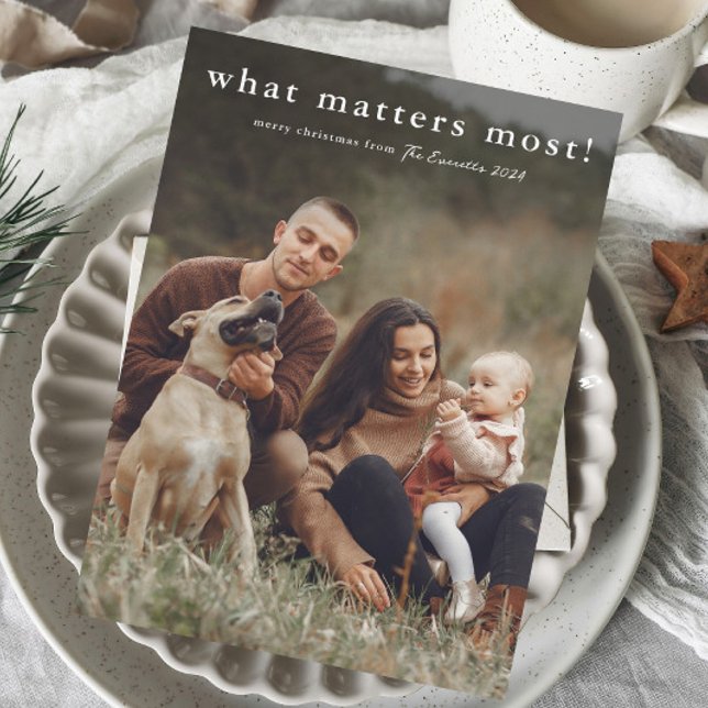 Lo Que Más Importa Simple Foto Navidad (Simple What Matters Most Typography Portrait Landscape Photo Christmas Holiday Cards.)