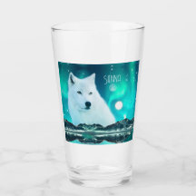 Lobo ártico y noche mágica con luces del norte