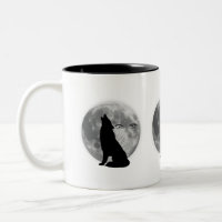Lobo con tazas de café de luna llena.
