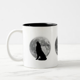 Lobo con tazas de café de luna llena.