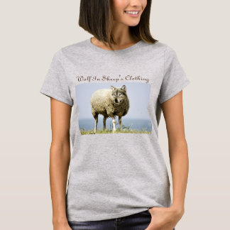 Lobo de damas en camiseta de ropa de oveja