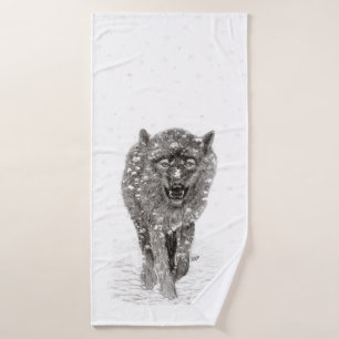 Lobo negro enojado en la nieve, invierno salvaje